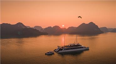 Lý do nên đi du thuyền trên Vịnh Hạ Long mùa Hè 2024